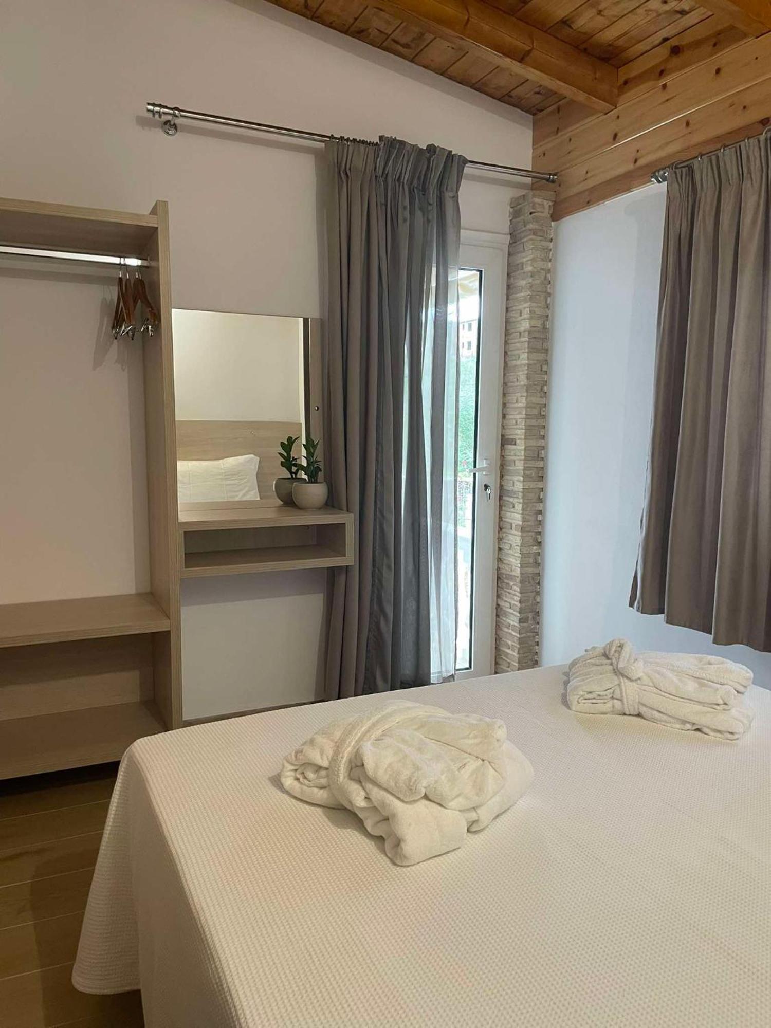 Milos Apartments Himare Exterior foto